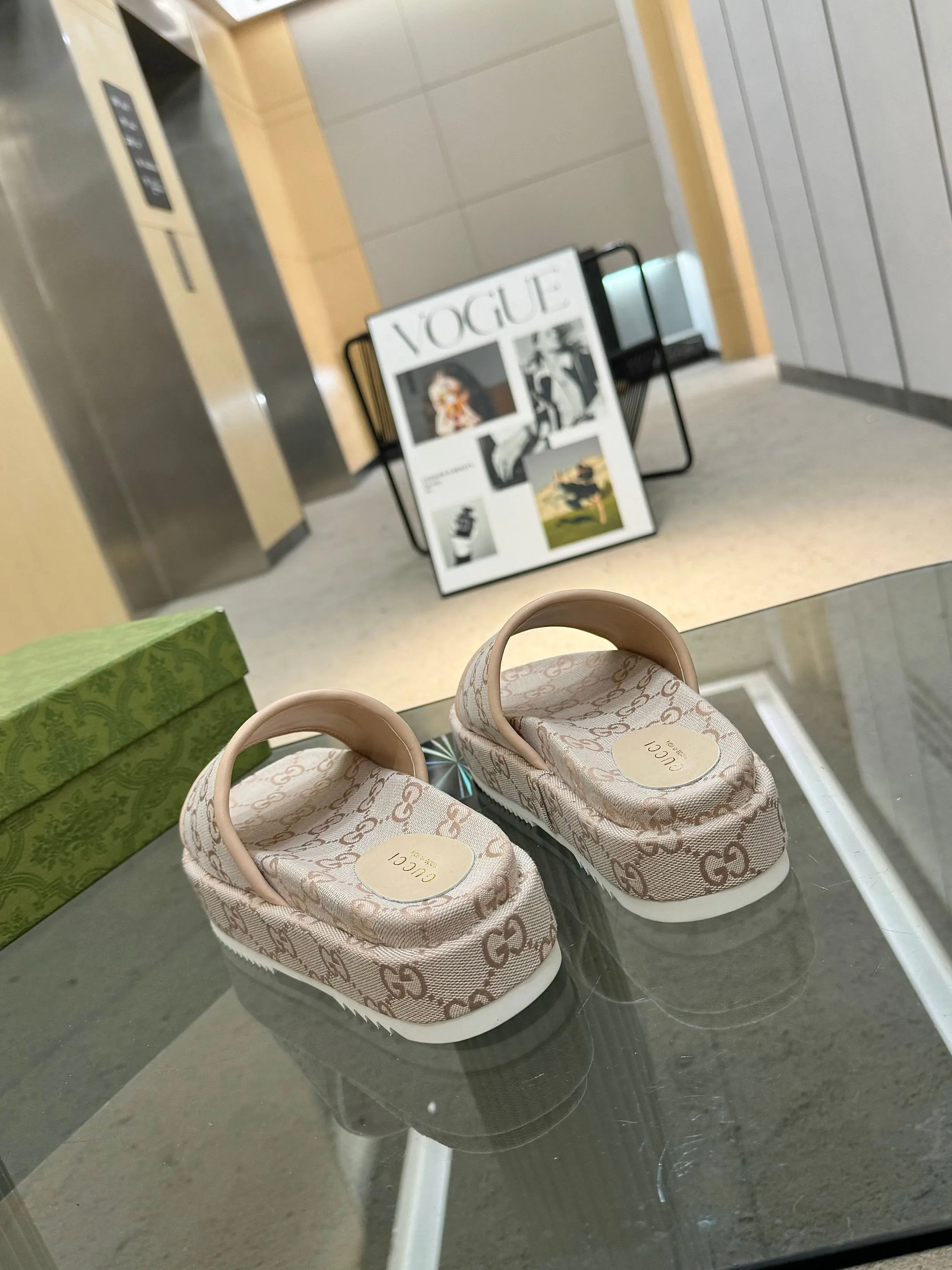 👟👟Ex-factory price 400👟👟 Shipped all year round, Gucci's latest limited edition thick-soled slippers. Top quality for sale. Purchase genuine product for development. The material and workmanship are consistent with the original. Upper: original special printing process. Lining: dyed sheepskin. Outsole: Italian private model outsole. Size: 35-43M standard size. 41, 42, 43 are also customized and cannot be returned. Sole thickness: 5.5cm. Forefoot 4cm.